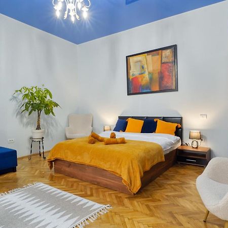 2 Bedroom Oldtown Mountain View Apartment With Private Terrace And High Ceilings Rooms Braşov Exterior foto