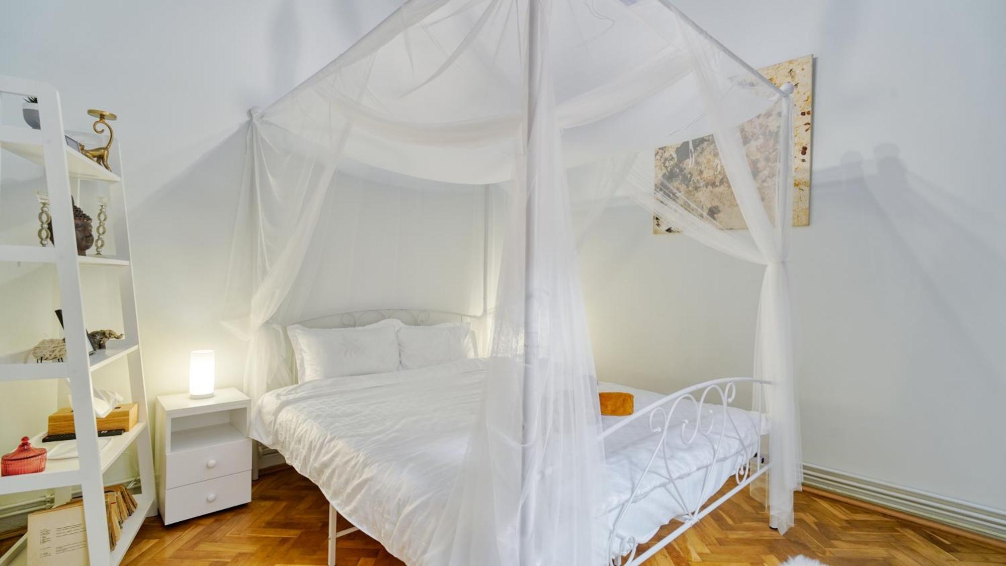 2 Bedroom Oldtown Mountain View Apartment With Private Terrace And High Ceilings Rooms Braşov Exterior foto