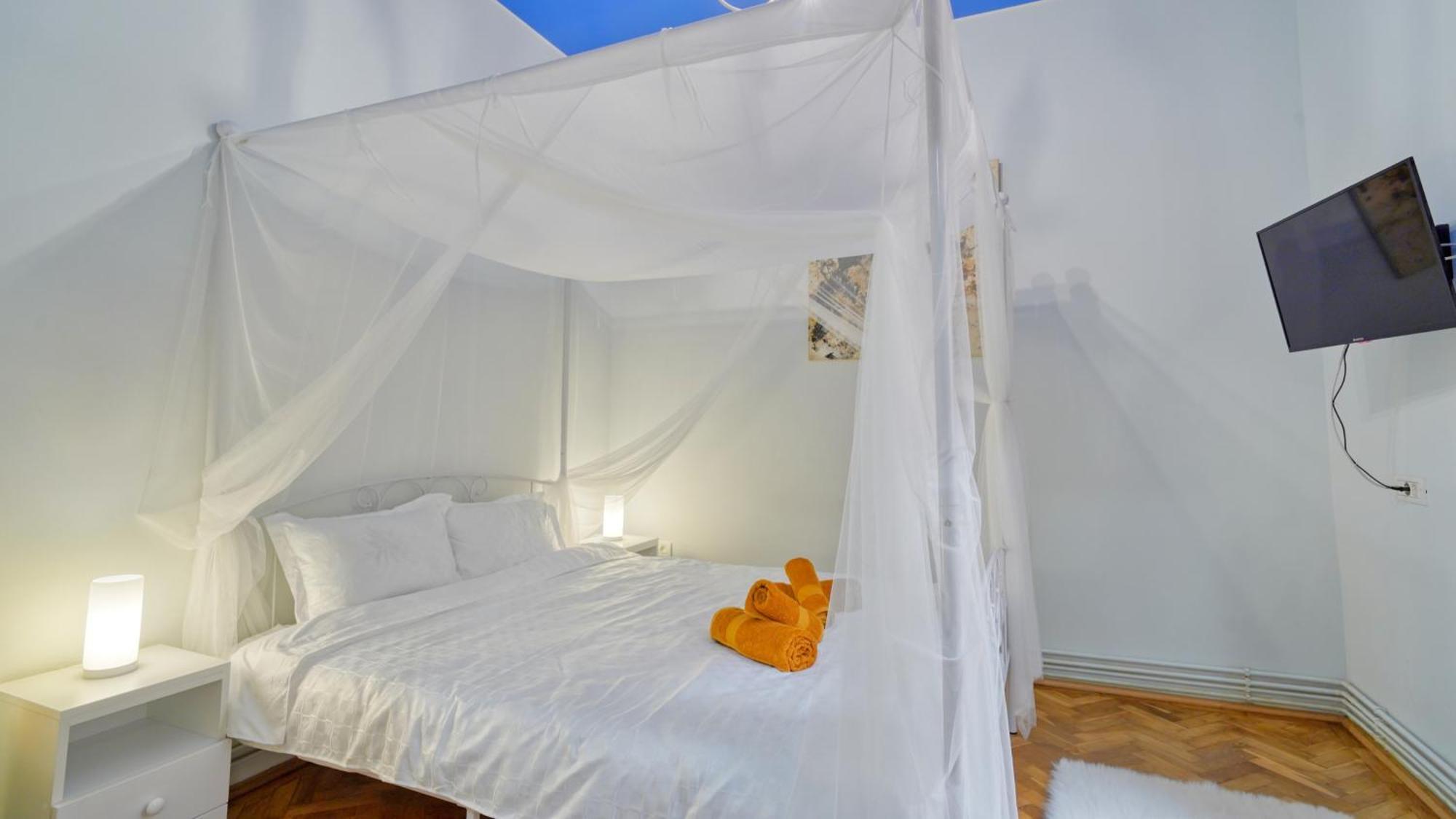 2 Bedroom Oldtown Mountain View Apartment With Private Terrace And High Ceilings Rooms Braşov Exterior foto