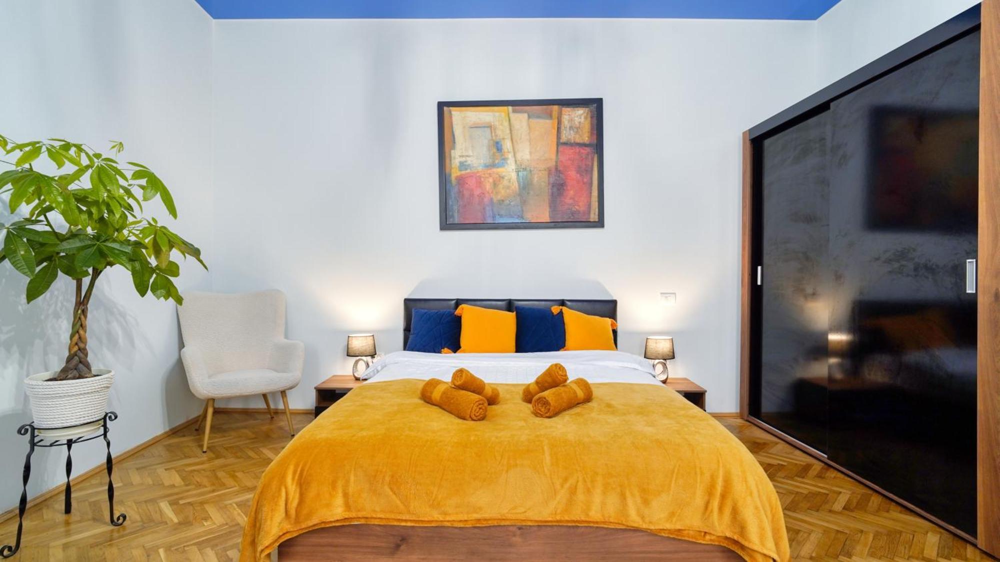 2 Bedroom Oldtown Mountain View Apartment With Private Terrace And High Ceilings Rooms Braşov Exterior foto
