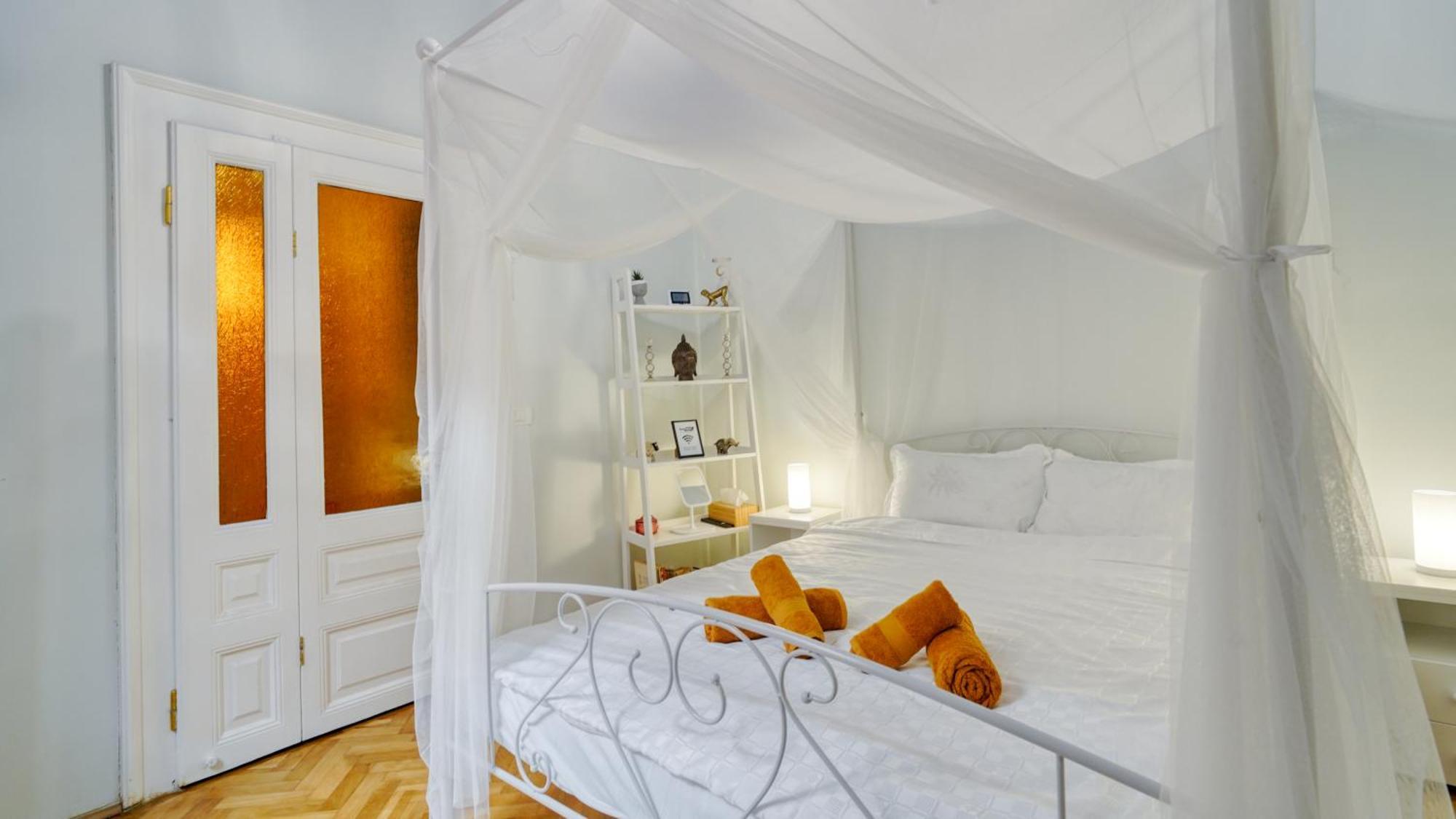 2 Bedroom Oldtown Mountain View Apartment With Private Terrace And High Ceilings Rooms Braşov Exterior foto