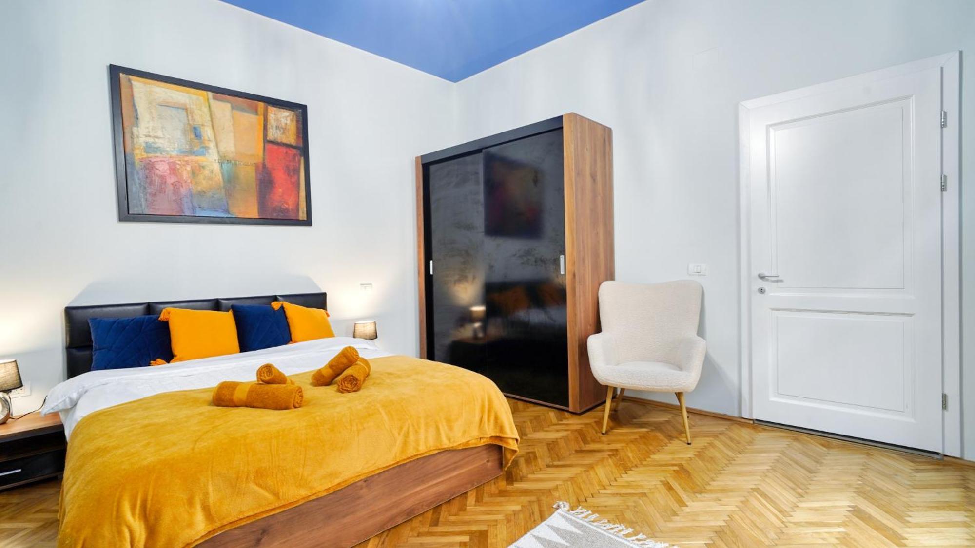 2 Bedroom Oldtown Mountain View Apartment With Private Terrace And High Ceilings Rooms Braşov Exterior foto