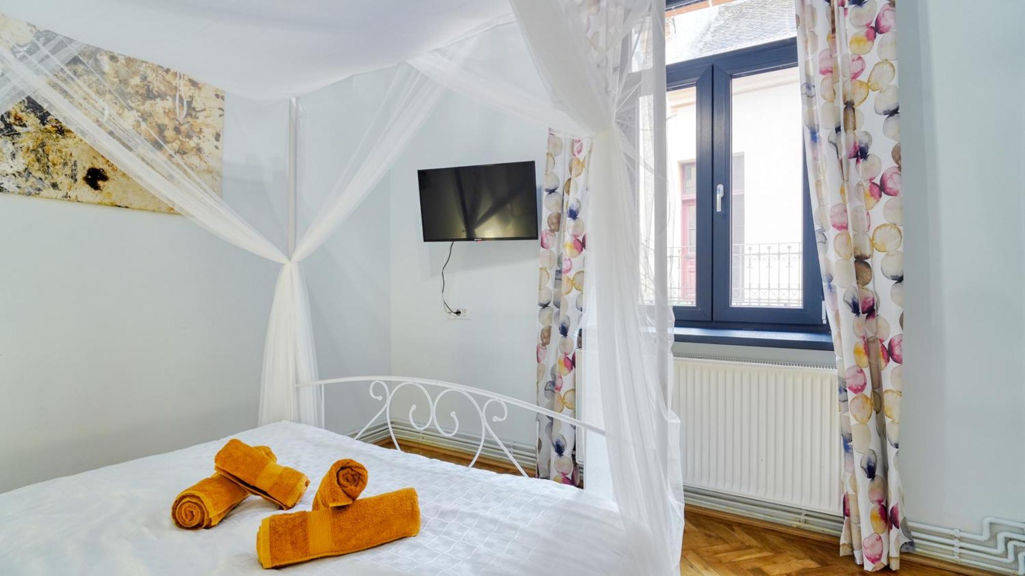 2 Bedroom Oldtown Mountain View Apartment With Private Terrace And High Ceilings Rooms Braşov Exterior foto